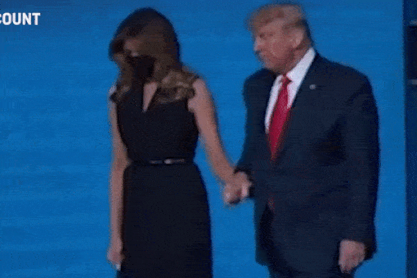 Khoảnh khắc khó hiểu giữa vợ chồng ông Donald Trump trong buổi tranh luận bầu cử Tổng thống Mỹ cuối cùng 