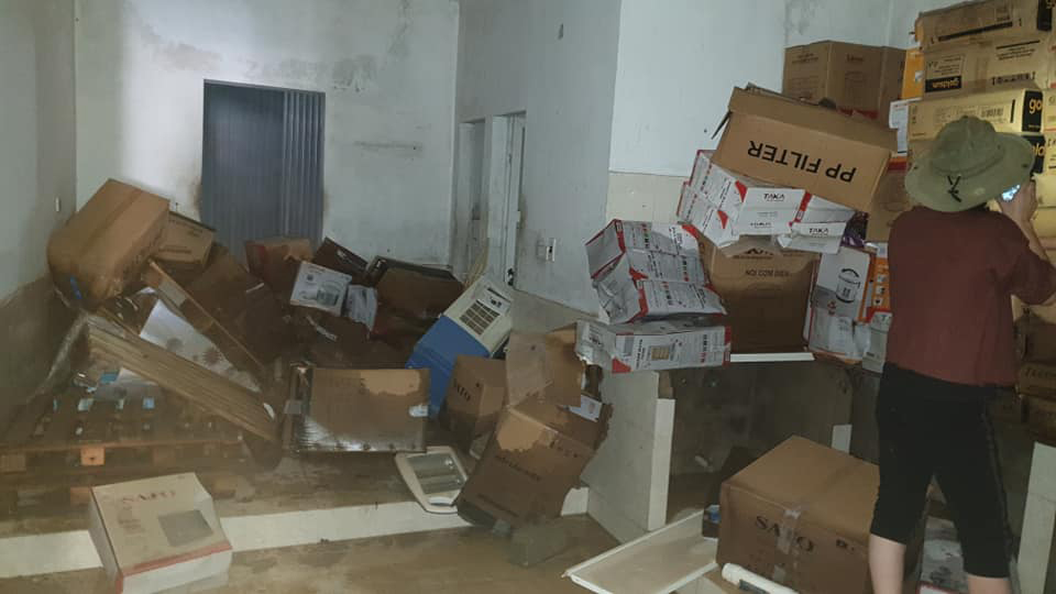 Nước rút lộ cảnh tan hoang, tiểu thương khóc ròng gia sản tiêu tan theo lũ-7