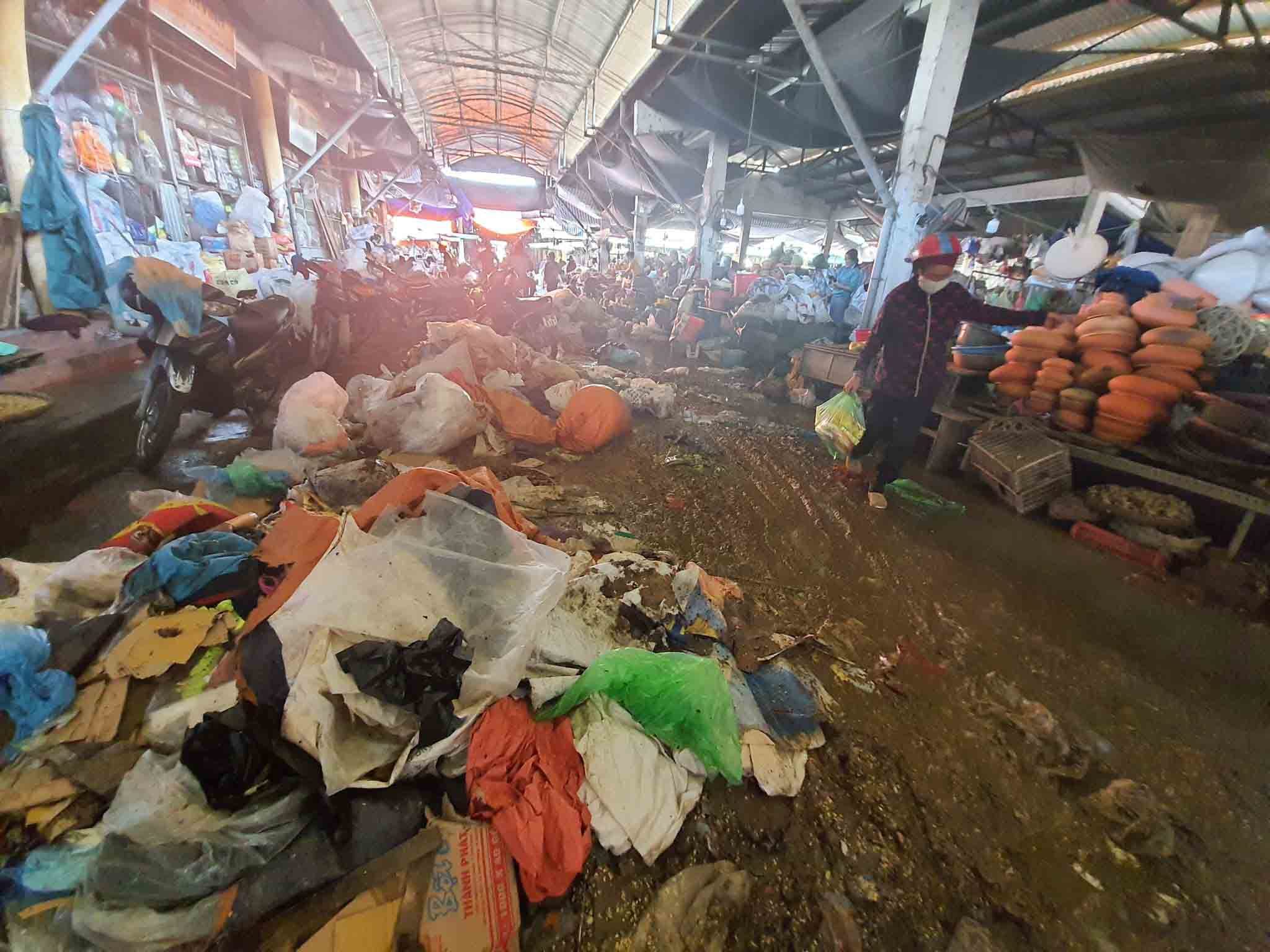 Nước rút lộ cảnh tan hoang, tiểu thương khóc ròng gia sản tiêu tan theo lũ-1