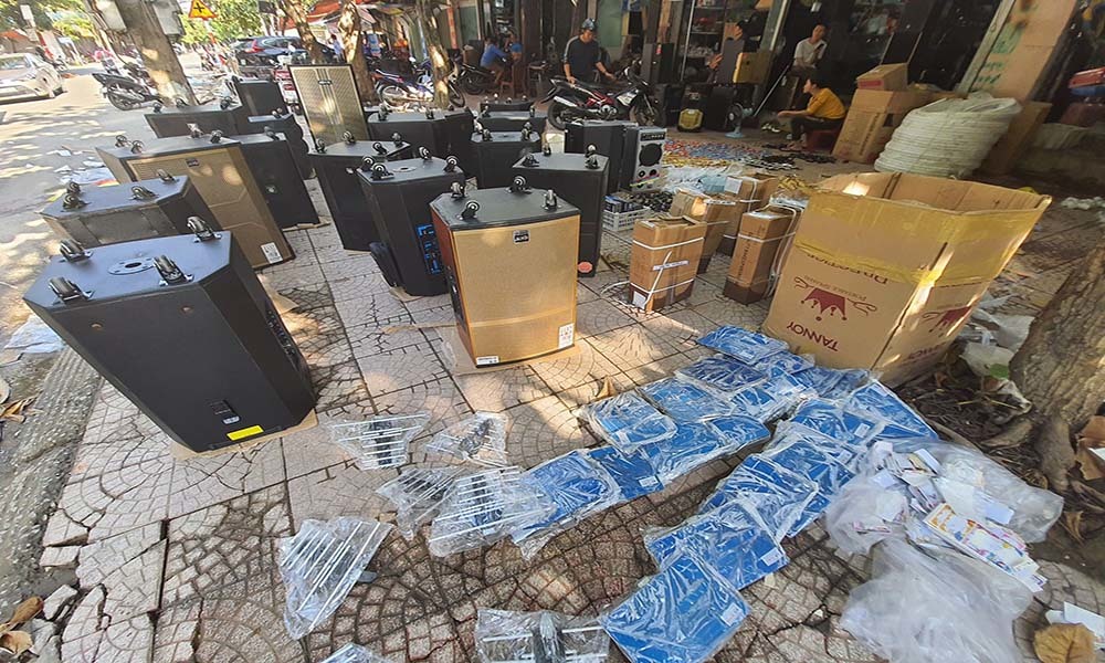 Nước rút lộ cảnh tan hoang, tiểu thương khóc ròng gia sản tiêu tan theo lũ-8