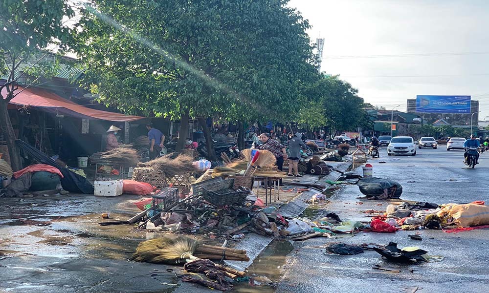 Nước rút lộ cảnh tan hoang, tiểu thương khóc ròng gia sản tiêu tan theo lũ-6