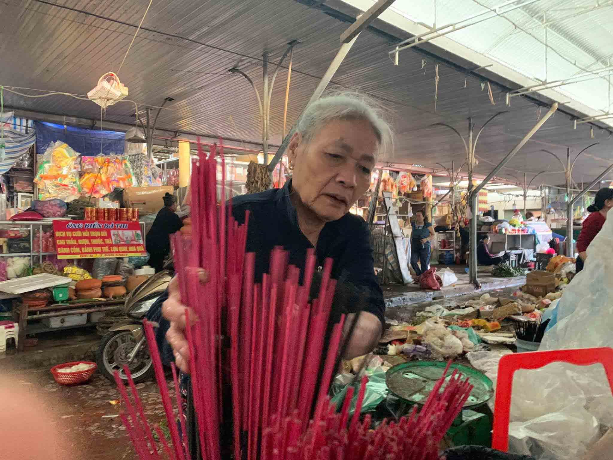 Nước rút lộ cảnh tan hoang, tiểu thương khóc ròng gia sản tiêu tan theo lũ-9