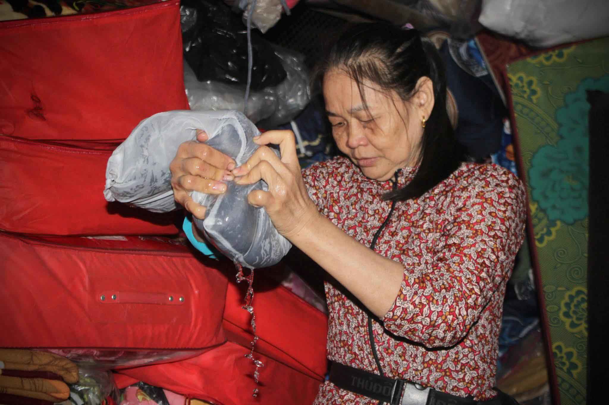 Nước rút lộ cảnh tan hoang, tiểu thương khóc ròng gia sản tiêu tan theo lũ-10