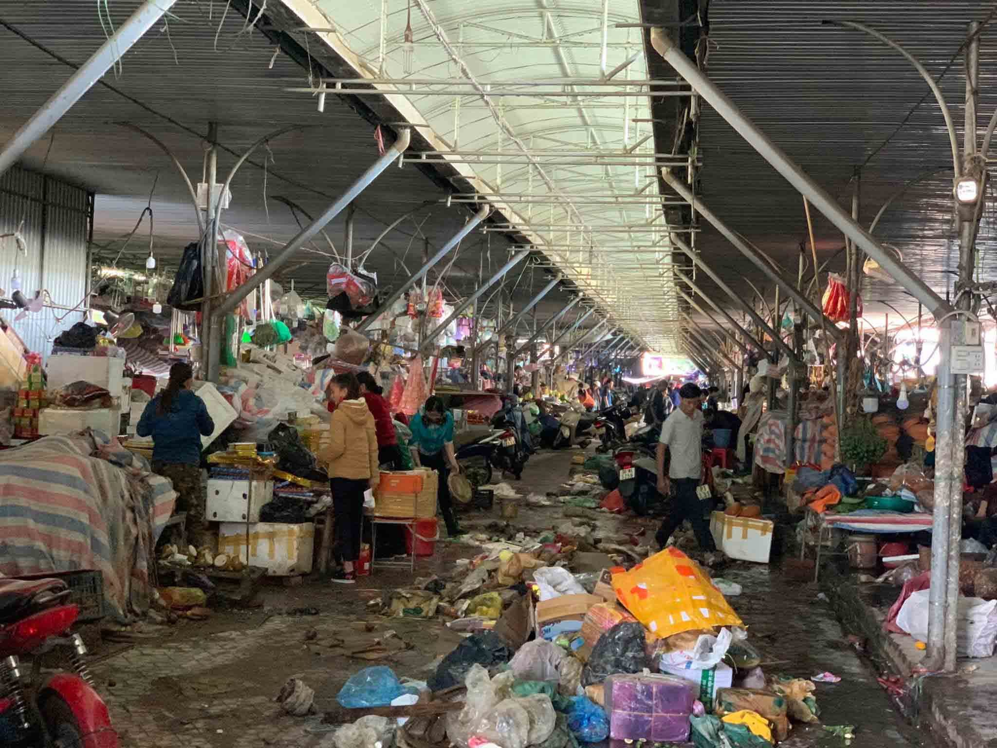 Nước rút lộ cảnh tan hoang, tiểu thương khóc ròng gia sản tiêu tan theo lũ-2