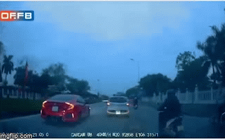 Người phụ nữ trên ô tô tức giận, đạp bật tung cửa xe, phản ứng của tài xế nhận nhiều chỉ trích-1