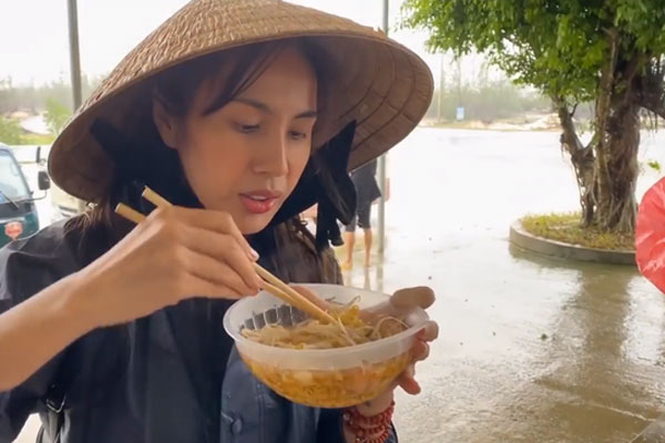 Thủy Tiên xuất hiện tươi cười tại nhà riêng sau chuyến cứu trợ miền Trung nhưng nhìn đôi chân mà ai cũng xót-3