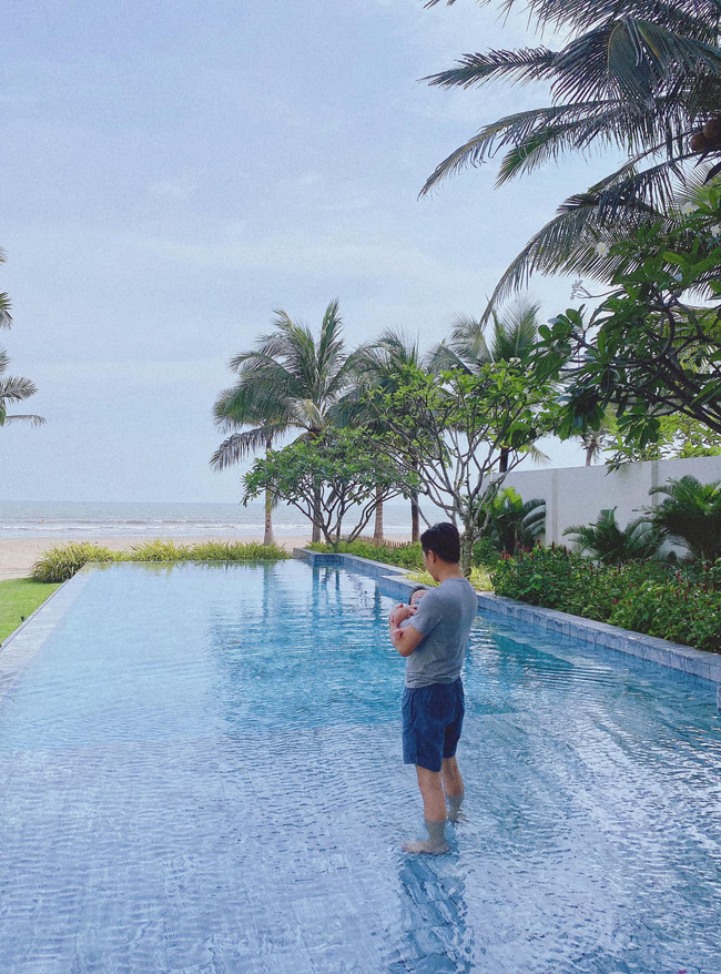 Cường Đô La vừa đăng ảnh bế con, thật trùng hợp Hà Hồ cũng khoe hành động đáng yêu của Kim Lý dành cho cặp song sinh-1