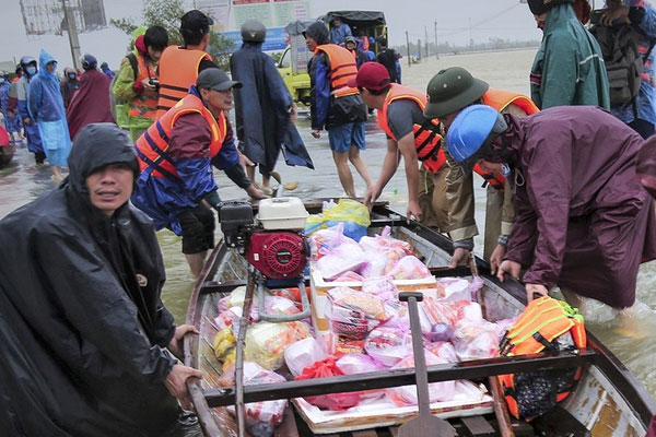 Những chuyến xe, chuyến đò mang hy vọng trong mùa lũ và lời nói từ trái tim: Cảm ơn vì đã không bỏ quên chúng tôi-17