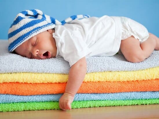 Bé có những biểu hiện này trong khi ngủ, bố mẹ đừng chần chừ mà hãy đưa bé đi khám ngay kẻo muộn-4