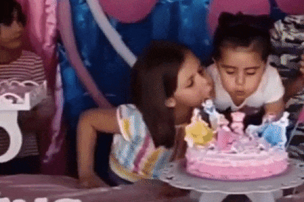 Clip 2 bé gái chí chóe tranh nhau thổi nến sinh nhật khiến dân tình cười như nắc nẻ
