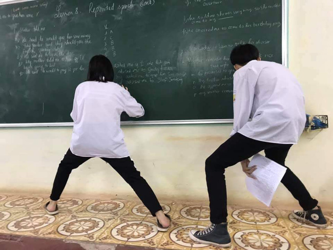 Lên bảng làm bài tập rất chỉn chu, chăm chú nhưng học sinh này lại gây chú ý cho mọi người khi nhìn xuống chân-2