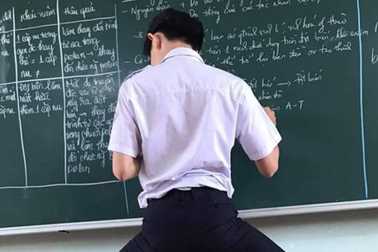 Lên bảng làm bài tập rất chỉn chu, chăm chú nhưng học sinh này lại gây chú ý cho mọi người khi nhìn xuống chân