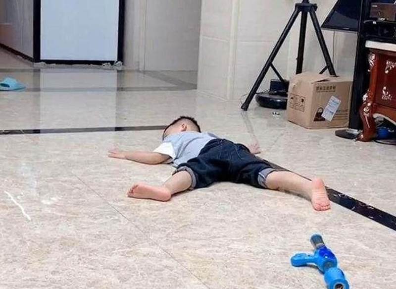 Mỗi ngày đi làm về lại thấy con nằm ngủ 1 chỗ khác nhau, biết lí do bà mẹ cười bể bụng-1