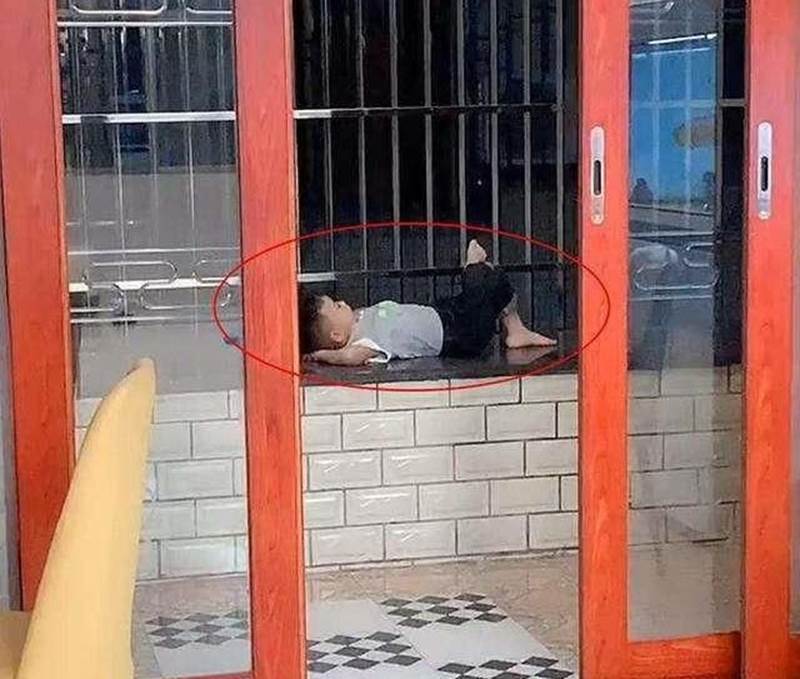 Mỗi ngày đi làm về lại thấy con nằm ngủ 1 chỗ khác nhau, biết lí do bà mẹ cười bể bụng-2