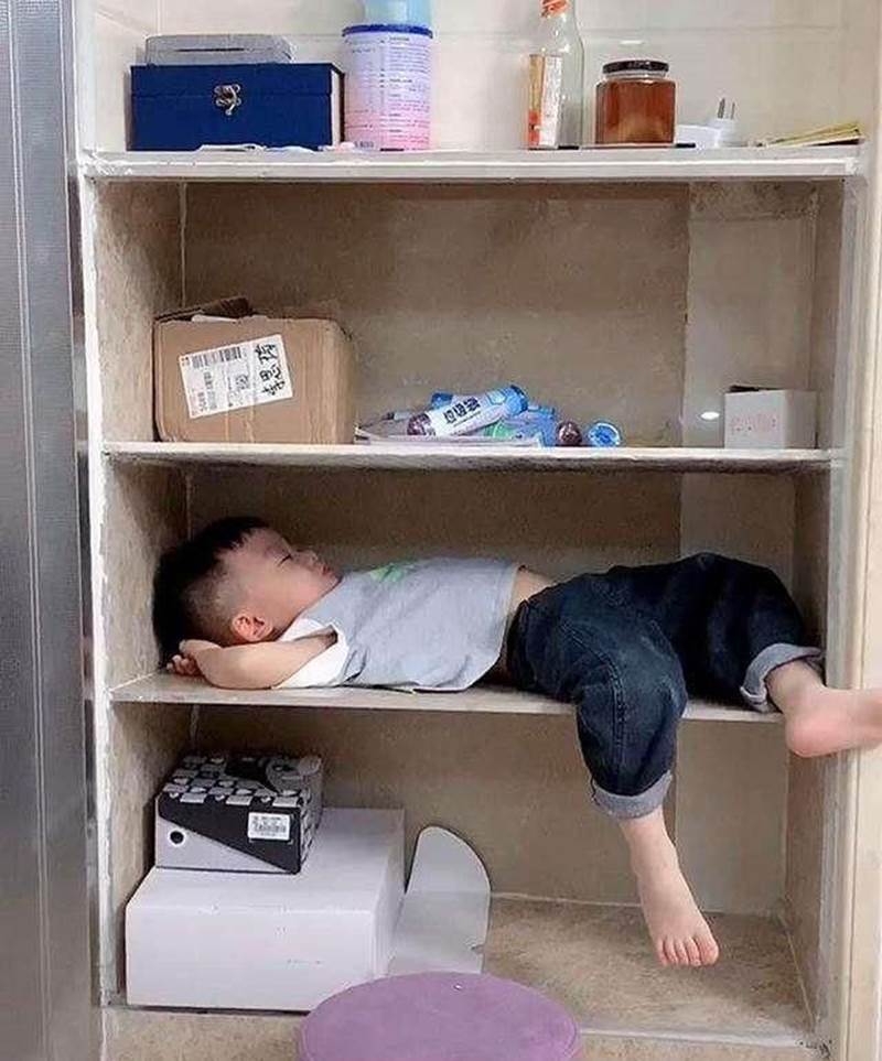 Mỗi ngày đi làm về lại thấy con nằm ngủ 1 chỗ khác nhau, biết lí do bà mẹ cười bể bụng-3