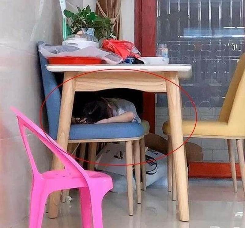 Mỗi ngày đi làm về lại thấy con nằm ngủ 1 chỗ khác nhau, biết lí do bà mẹ cười bể bụng-4