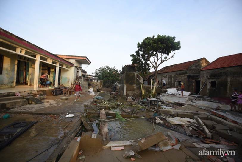 Quảng Bình: Ông lão rơi nước mắt ngồi ôm hũ gạo không dám ăn, liều mình bám trụ lại nhà trông coi tài sản giữa những ngày đỉnh lũ-1