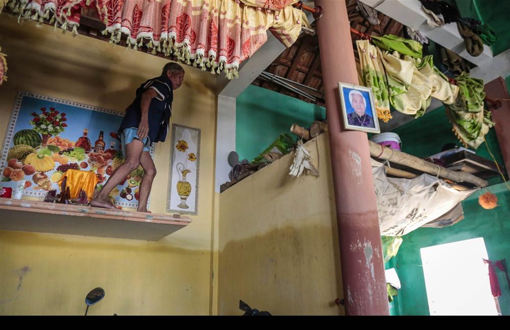 Quảng Bình: Ông lão rơi nước mắt ngồi ôm hũ gạo không dám ăn, liều mình bám trụ lại nhà trông coi tài sản giữa những ngày đỉnh lũ-4