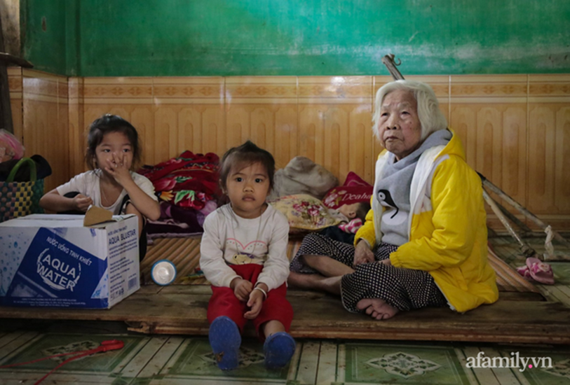 Quảng Bình: Ông lão rơi nước mắt ngồi ôm hũ gạo không dám ăn, liều mình bám trụ lại nhà trông coi tài sản giữa những ngày đỉnh lũ-8