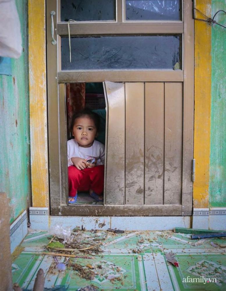 Quảng Bình: Ông lão rơi nước mắt ngồi ôm hũ gạo không dám ăn, liều mình bám trụ lại nhà trông coi tài sản giữa những ngày đỉnh lũ-9