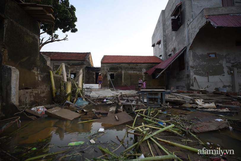 Quảng Bình: Ông lão rơi nước mắt ngồi ôm hũ gạo không dám ăn, liều mình bám trụ lại nhà trông coi tài sản giữa những ngày đỉnh lũ-10