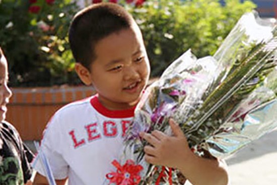 Con trai tôi đi học về rơm rớm nước mắt bảo: