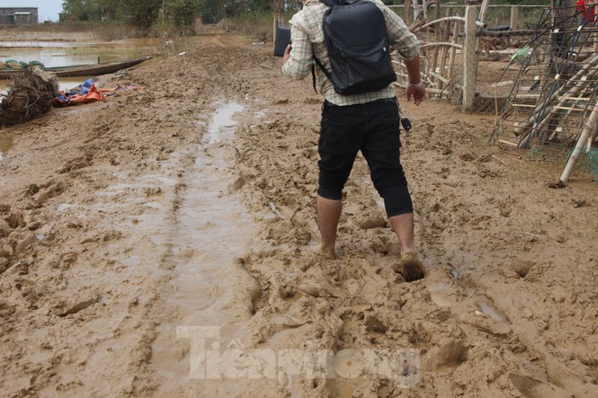 12 ngày không điện, không nước và không cơm của xóm nghèo bị cô lập hoàn toàn trong lũ-5