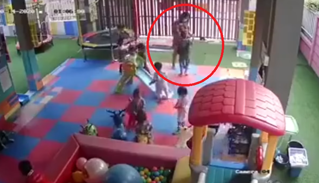 Bé mầm non bị anh cùng trường đấm đá liên tục vào bụng nhưng điều khiến ai nấy bất bình chính là thái độ của người lớn-1