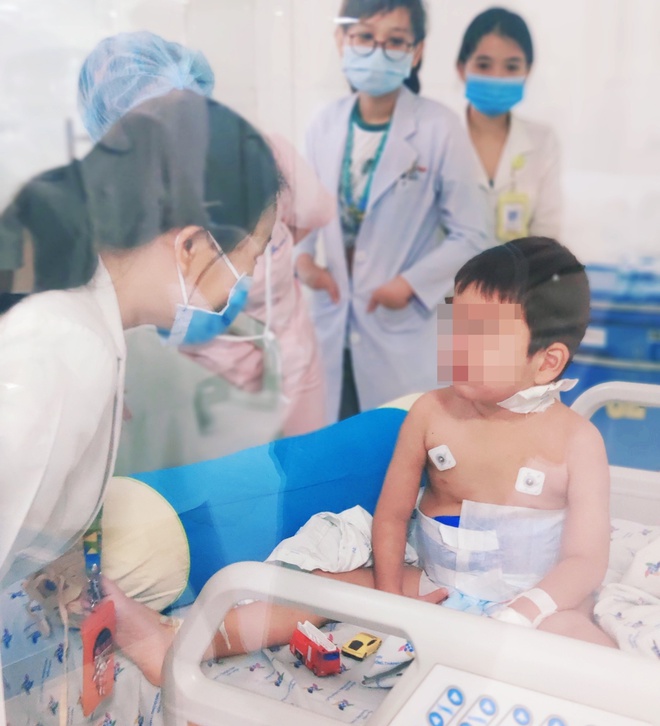 Bé trai mắc bệnh máu ăn máu-1