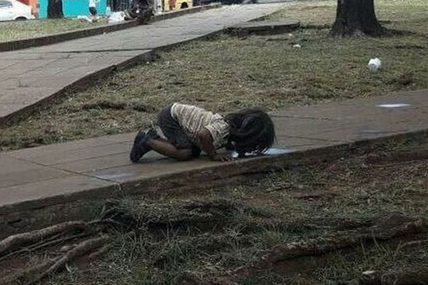 Bé gái chụp ảnh một mình nhưng khi rửa ảnh lại xuất hiện những nhân vật kỳ quặc, vài ngày sau đứa bé hôn mê rồi qua đời không lý do-2