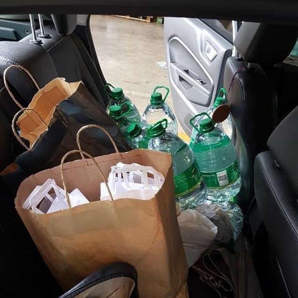 Bức ảnh bé gái quỳ rạp xuống đất, uống nước từ vũng nước bẩn trên đường khiến cả thế giới xót xa và câu chuyện ít ai biết-2