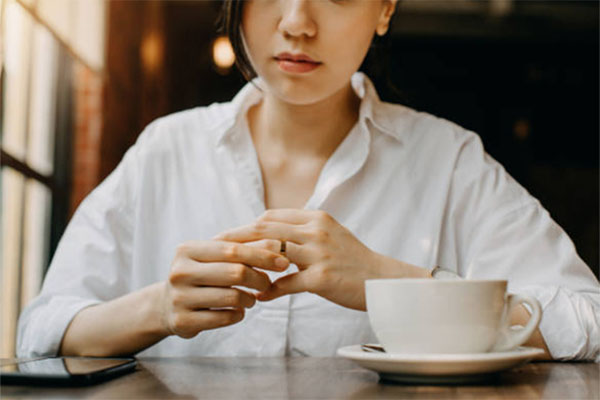 Vô tình đọc được tin nhắn yêu đương của bạn thân khác giới gửi đến máy chồng, cô vợ bình tĩnh, lịch sự đến khó tin, nói câu nào chất lượng” câu ấy-3