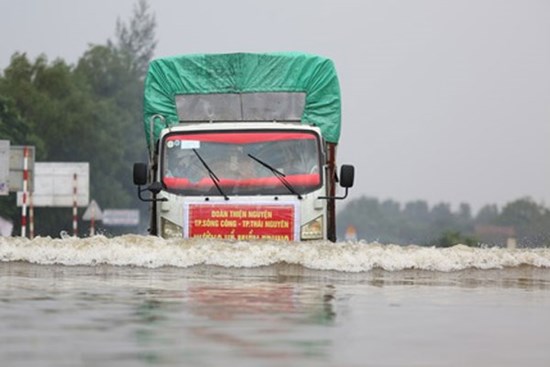 Những chuyến xe, chuyến đò mang hy vọng trong mùa lũ và lời nói từ trái tim:
