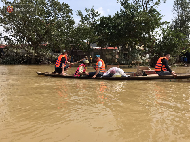 Những chuyến xe, chuyến đò mang hy vọng trong mùa lũ và lời nói từ trái tim: Cảm ơn vì đã không bỏ quên chúng tôi-4