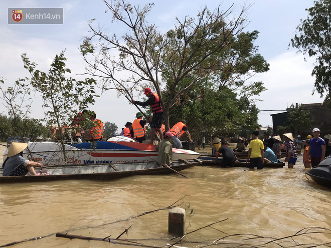 Những chuyến xe, chuyến đò mang hy vọng trong mùa lũ và lời nói từ trái tim: Cảm ơn vì đã không bỏ quên chúng tôi-6