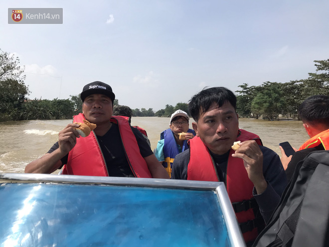 Những chuyến xe, chuyến đò mang hy vọng trong mùa lũ và lời nói từ trái tim: Cảm ơn vì đã không bỏ quên chúng tôi-12
