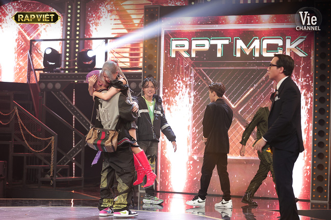 Rap Việt: TLinh bại trận vẫn không quên ôm MCK trên sân khấu, team Karik gần như không có đối thủ vì quá mạnh-5