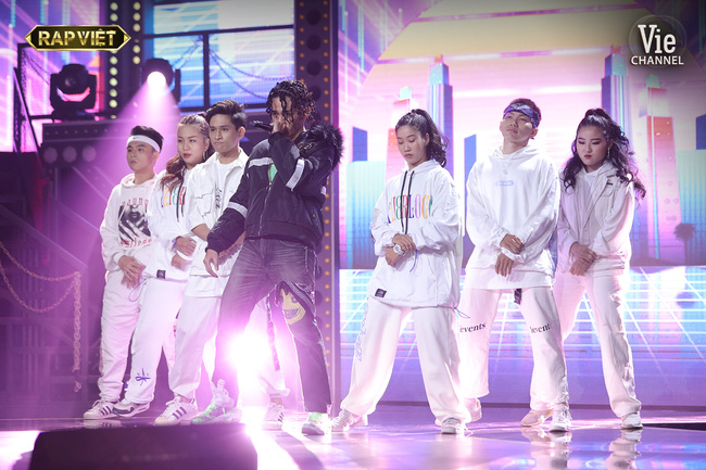 Rap Việt: TLinh bại trận vẫn không quên ôm MCK trên sân khấu, team Karik gần như không có đối thủ vì quá mạnh-3