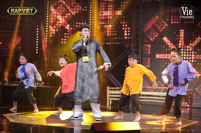 Rap Việt: TLinh bại trận vẫn không quên ôm MCK trên sân khấu, team Karik gần như không có đối thủ vì quá mạnh-7