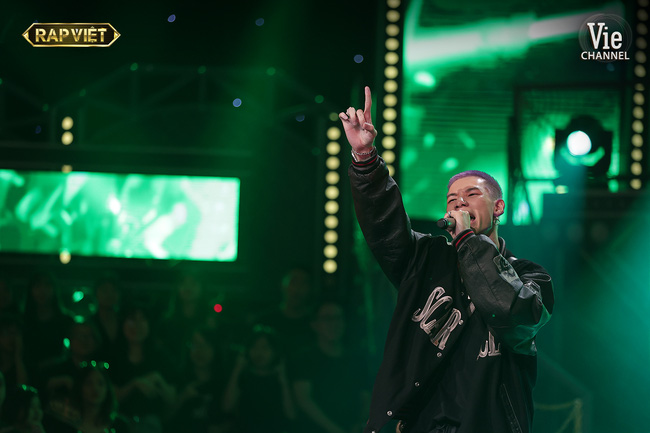 Rap Việt: TLinh bại trận vẫn không quên ôm MCK trên sân khấu, team Karik gần như không có đối thủ vì quá mạnh-1