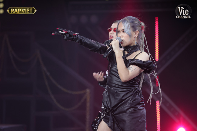 Rap Việt: TLinh bại trận vẫn không quên ôm MCK trên sân khấu, team Karik gần như không có đối thủ vì quá mạnh-2