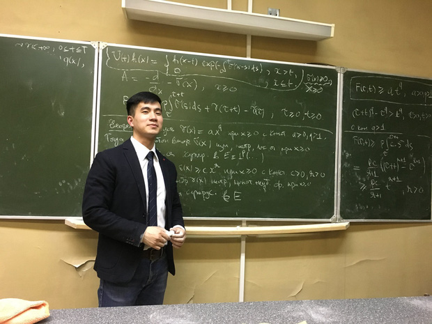 Thầy giáo soái ca bị sinh viên tung loạt ảnh chụp lén đẹp muốn xỉu lên mạng-4