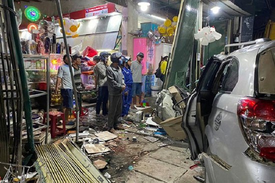 Hiện trường vụ xe điên tông vào nhà dân ở Quảng Ngãi, làm nhiều người chết