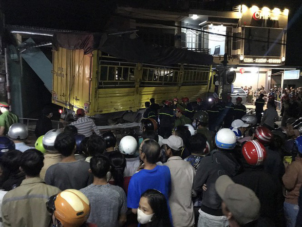 Hiện trường vụ xe điên tông vào nhà dân ở Quảng Ngãi, làm nhiều người chết-1
