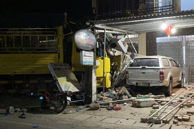 Hiện trường vụ xe điên tông vào nhà dân ở Quảng Ngãi, làm nhiều người chết-2