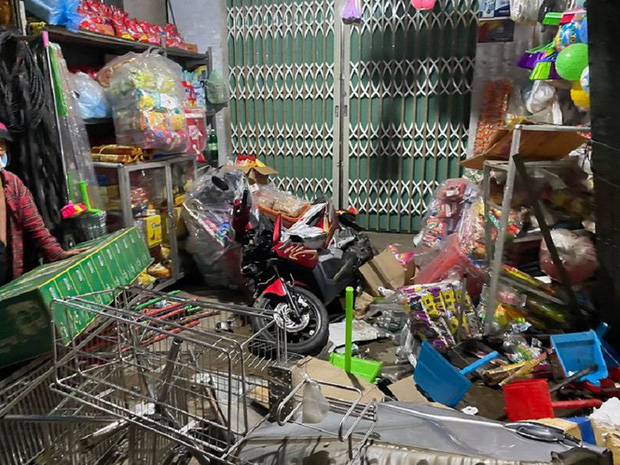 Hiện trường vụ xe điên tông vào nhà dân ở Quảng Ngãi, làm nhiều người chết-11