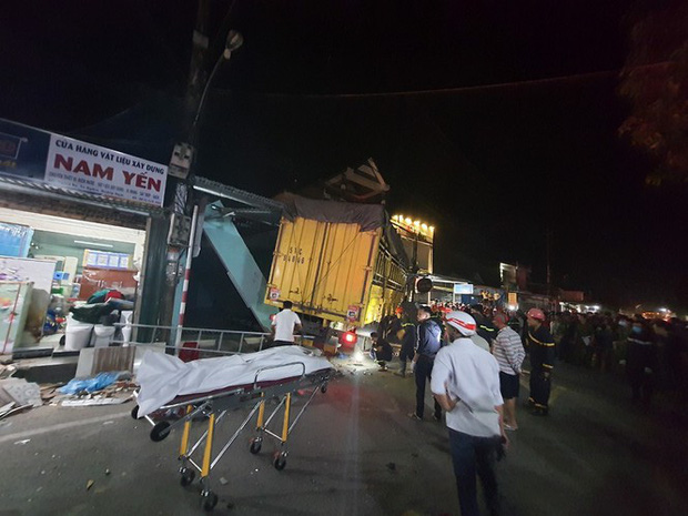 Hiện trường vụ xe điên tông vào nhà dân ở Quảng Ngãi, làm nhiều người chết-6