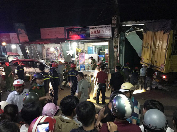 Hiện trường vụ xe điên tông vào nhà dân ở Quảng Ngãi, làm nhiều người chết-7