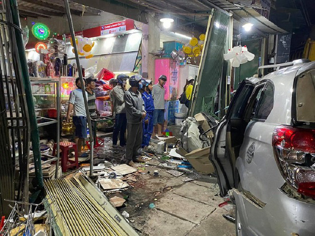 Hiện trường vụ xe điên tông vào nhà dân ở Quảng Ngãi, làm nhiều người chết-8