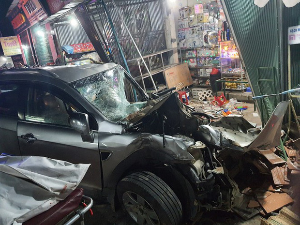 Hiện trường vụ xe điên tông vào nhà dân ở Quảng Ngãi, làm nhiều người chết-9